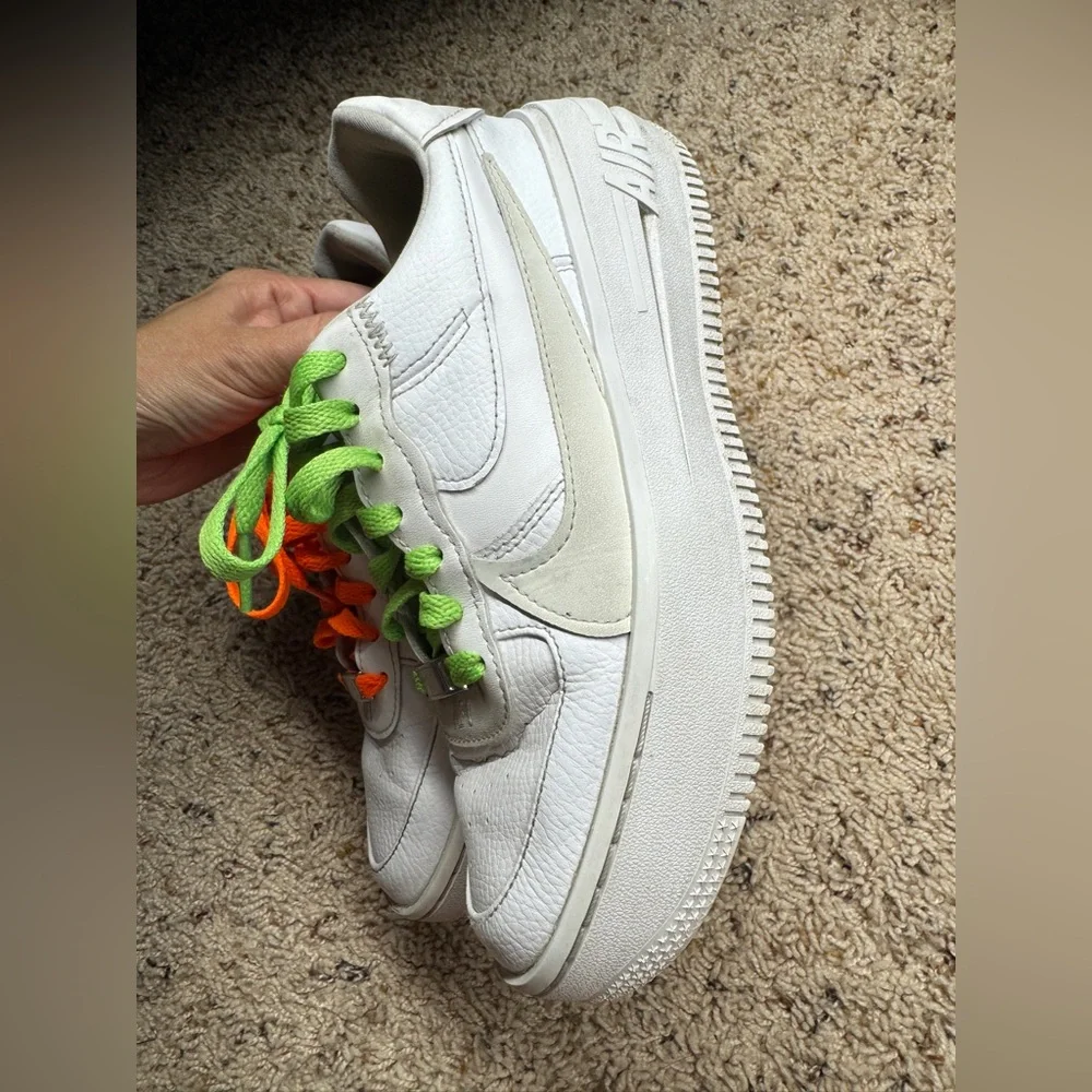 Nike Air Force 1 DJ9946-100 White Sneakers women’s size 6 - Picture 2 of 11